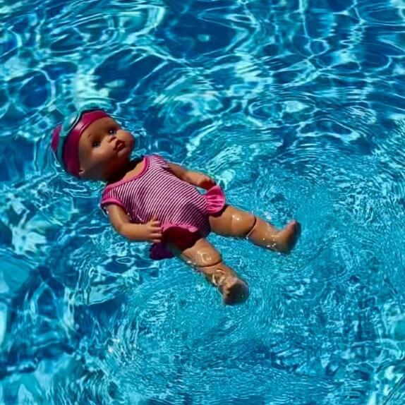 BUDDYSWIM dukke ved pool